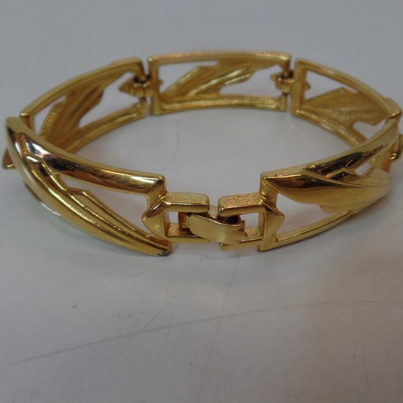 Vintage Monet Bracelet  Gold Tone Links Leaf Design Cutouts 7" Fold Over Clasp - Picture 9 of 10